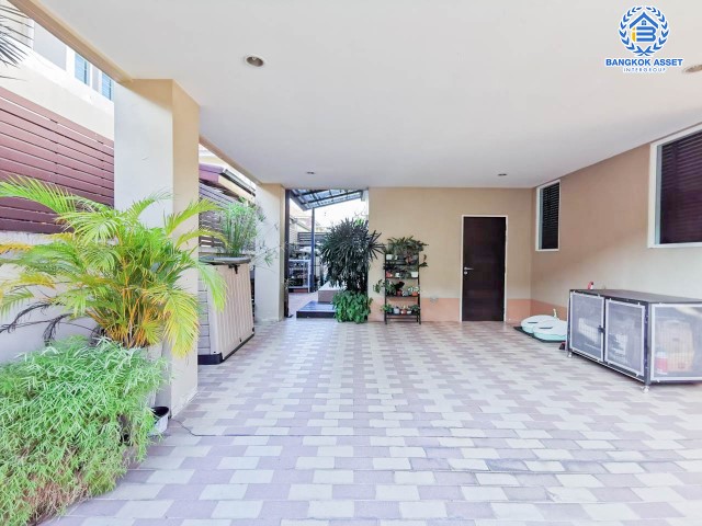 *****บ้านเดี่ยวมือสอง ม.เศรณี คาซ่า ดอนเมือง หลังมุม เนื้อที่ 55 ตร.ว. ฟังก์ชันโดน ๆ 3 ห้องนอน 3 ห้องน้ำ จอดรถได้ 2 คัน ได้พื้นที่ใช้สอยกว้าง ๆ บนใกล้สนามบินดอนเมือง ไม่ว่าจะเข้า-ออกทางไหนก็สะดวก เชื่อมต่อทางด่วน "ศรีสมาน" และรถไฟฟ้าสายสีแดง "สถานีดอนเมือง"